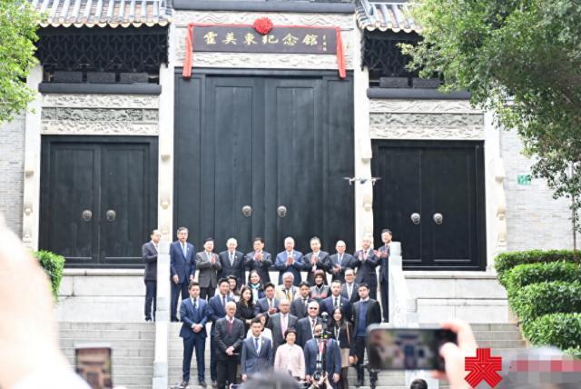 霍家大合照：郭晶晶彰显主母地位，何超琼梁安琪不同框