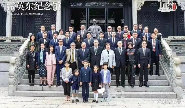 郭晶晶儿子罕见露面，10岁就穿西装打领带，神似太爷爷