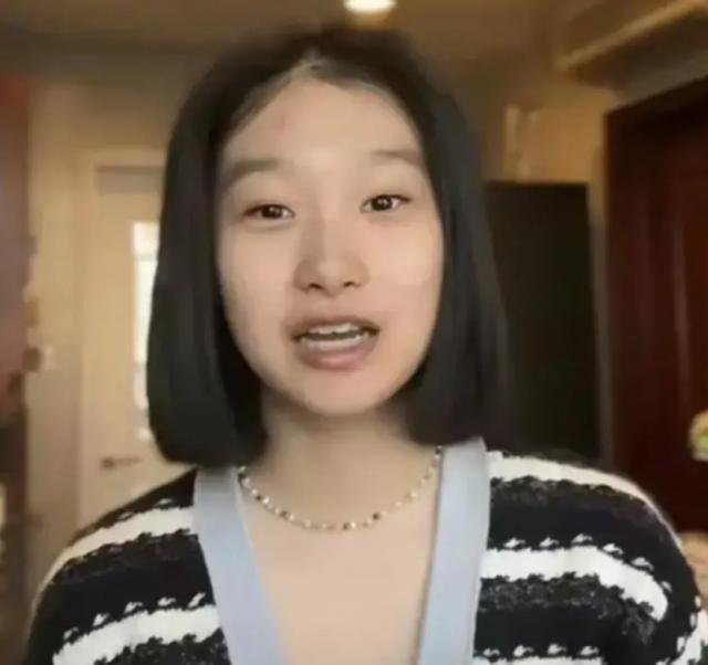 文章女儿素颜出镜，落落大方秀厨艺，千万豪宅很简约