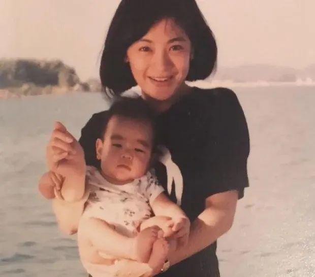 刘嘉玲的脸上没有一丝皱纹