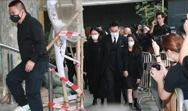 刘德华11岁女儿现身爷爷灵堂，卷发穿黑裙，获保镖护体