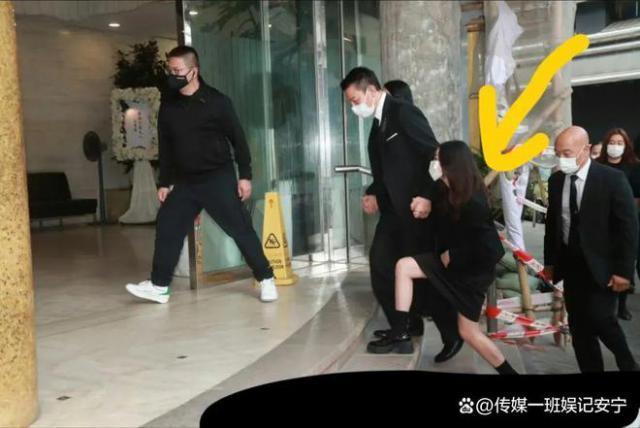 刘德华11岁女儿现身爷爷葬礼，卷发长腿被护身后