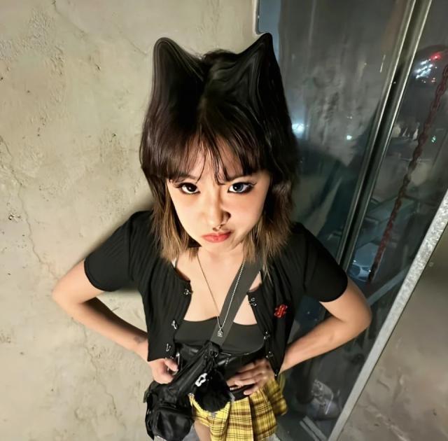 贾静雯大女儿街头辣舞，穿鼻环露出舌钉，网友：太奔放！