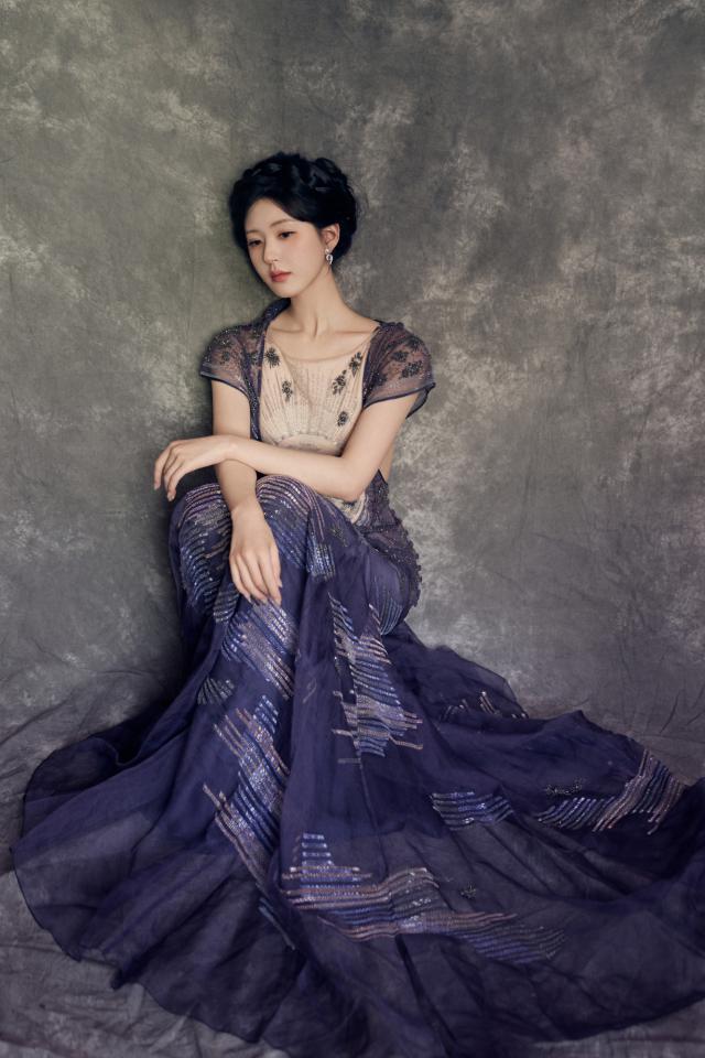 惊艳！赵露思穿紫色薄纱长裙化身油画少女