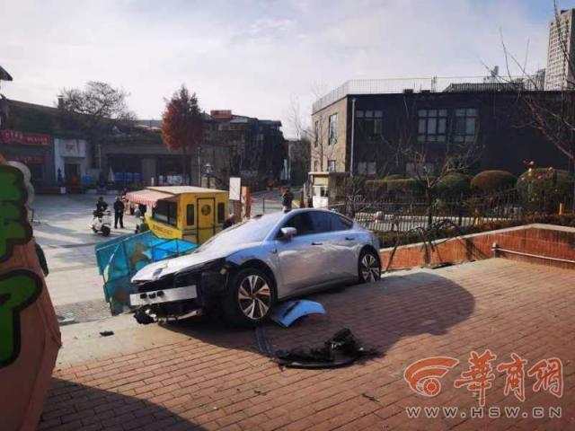 西安一辆蔚来突然失控！空中滑行冲上台阶