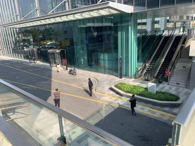 上海业主急售房，成交奖励奥迪还送3台iPhone？有人称很常见，有人提出质疑