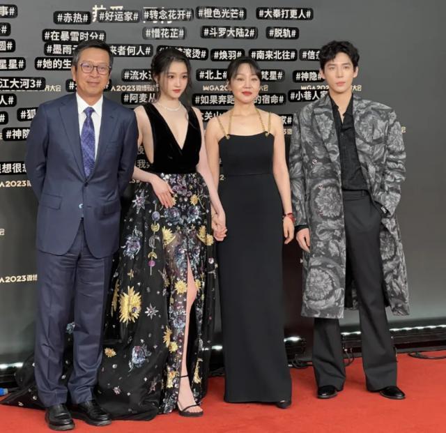 大冬天走红毯，女明星都很清凉，穿军大衣的令人羡慕