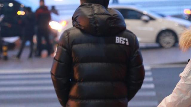 高校黑色羽绒服，怎么成了打工人的时尚新单品？