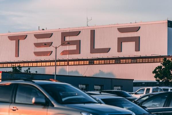 错过了3万亿的苹果，你还有特斯拉