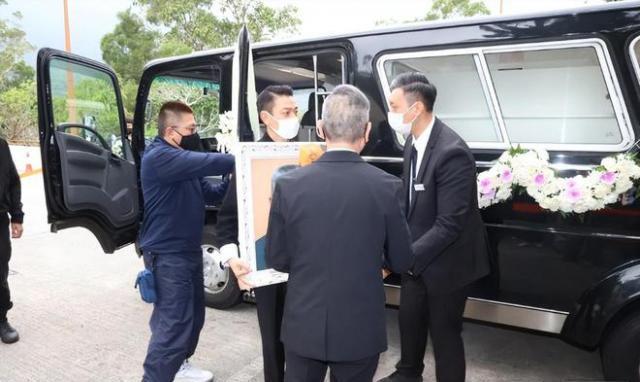 刘德华父亲葬礼结束,与妻女一同离开，和姐姐形同陌路