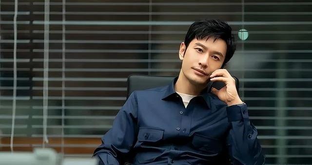 黄晓明女友宣誓主权，杨颖抱儿子卖惨，网友心疼小海绵