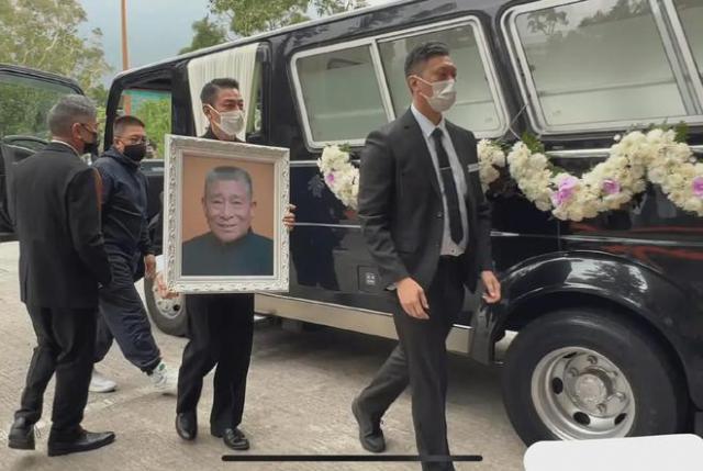 刘德华父亲葬礼感人瞬间：成龙眼睛肿了，吴君如走路踉跄