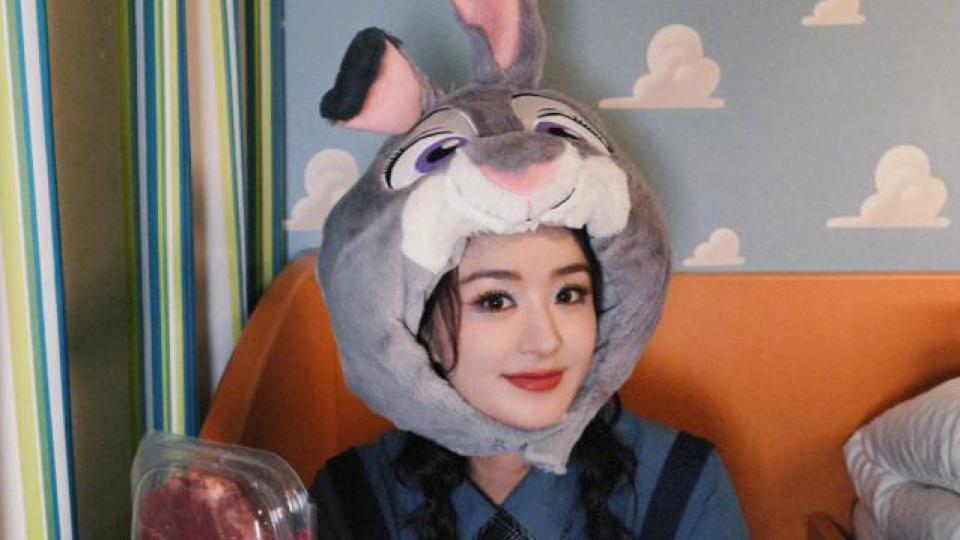 赵丽颖穿背带裤扎麻花辫 戴兔子头套甜笑