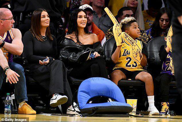 43岁金·卡戴珊看NBA，被詹姆斯合作伙伴亲脸颊