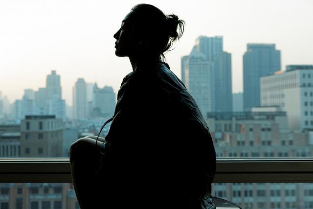 白百何示范黑白简约穿搭 在镜头前鬼马可爱