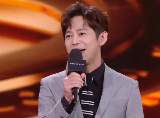 这一夜，张天爱的“假屁股”，撕开了内娱女星的遮羞布