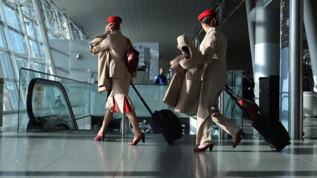 让空保给空乘提飞行箱，合理吗？