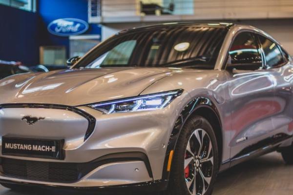 和中国电池沾点边就扣补贴，我都想替美国车企哭。。。