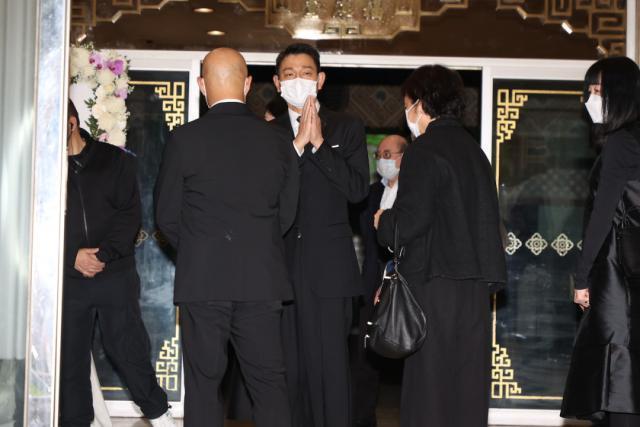 刘德华送别亡父，女儿颜值变化大，众多影坛大佬到场