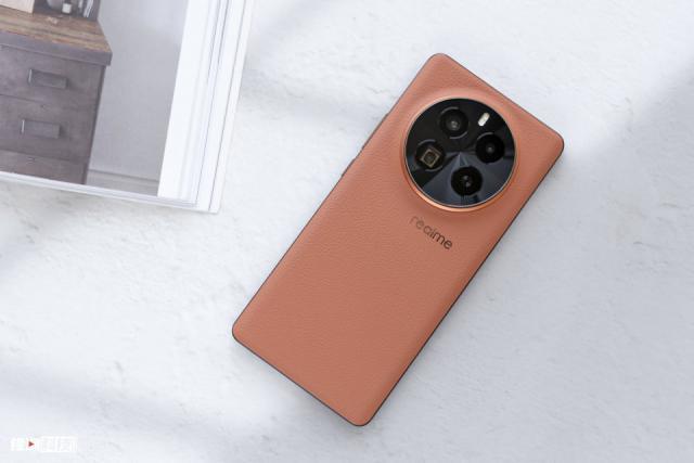 真我GT5 Pro图赏：经典设计也能有高奢质感