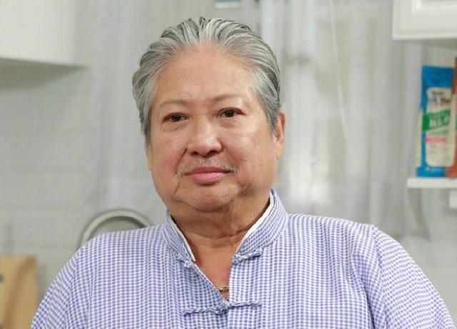 71岁洪金宝被偶遇 满头白发面色红润走路稳健