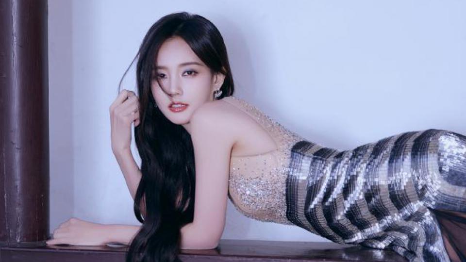 李一桐穿深V裙腰肢纤细 卷发红唇绽放魅力