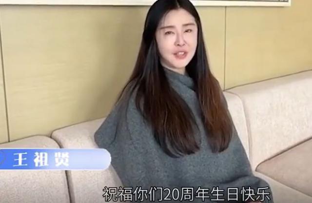 王祖贤晒视频声音好温柔 皮肤白皙头发浓密状态佳