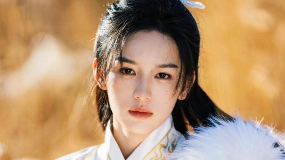 周也穿古装束发少年感拉满 眼神纯澈清冷