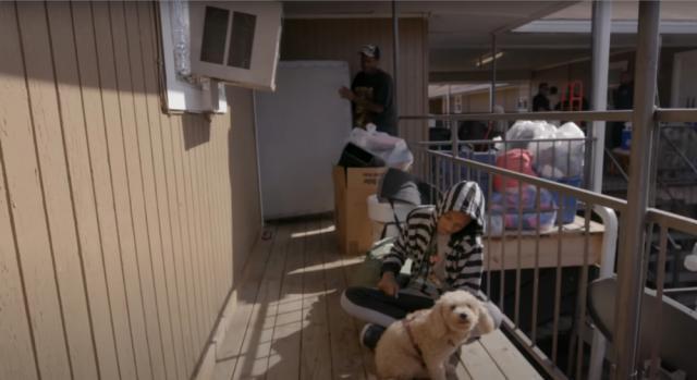 美国梦破碎后，他们被房东赶出家门