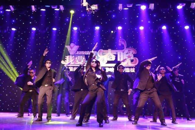 从社会摇到科目三，梗红人难红