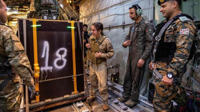 约旦公主身穿军装，亲赴加沙前线参加空投物资任务