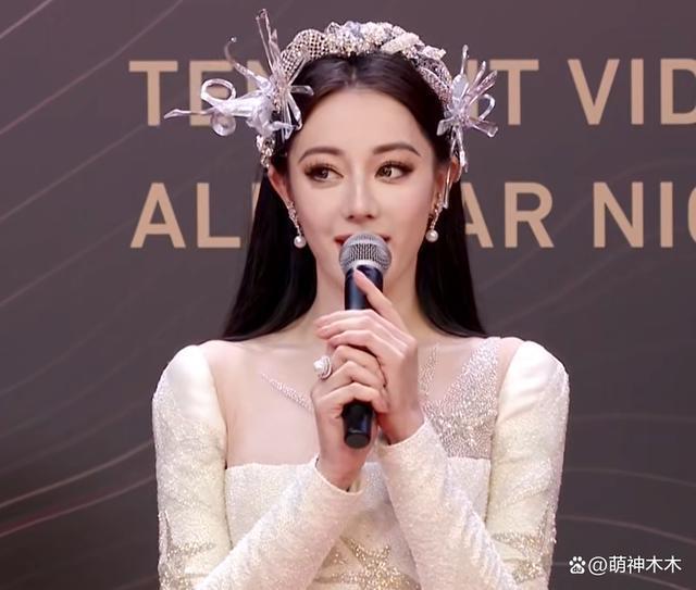 星光大赏红毯生图来了！杨紫选错礼服，唐嫣皮肤好