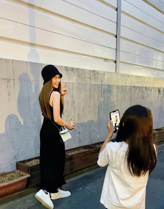 昆凌晒带娃照 8岁海瑟薇帮妈妈拍照画面温馨