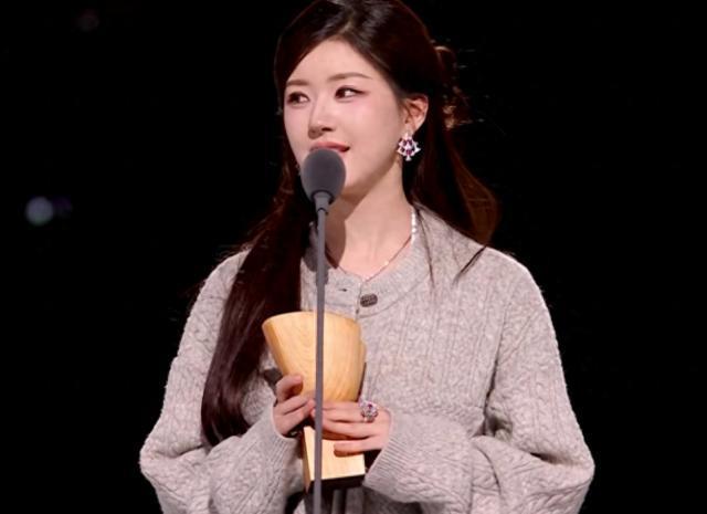 90花怼脸拍！热巴妆厚显老，杨紫状态绝佳，赵露思圆润