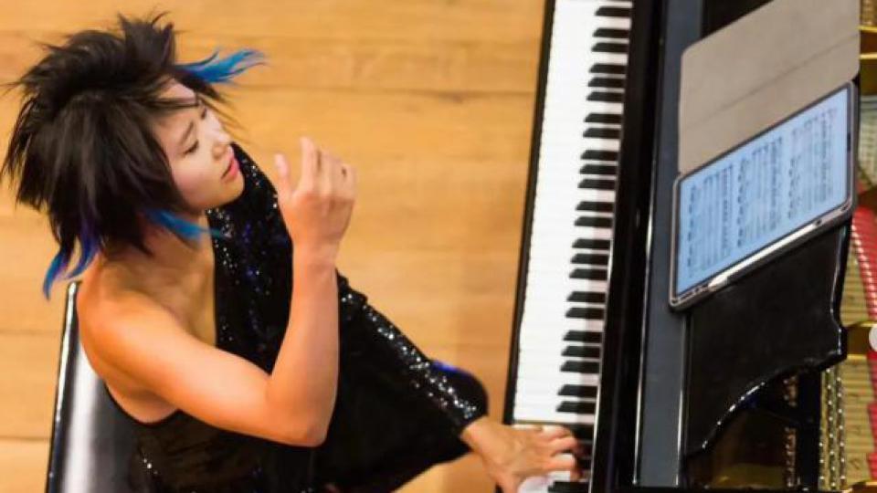 内娱最能圈钱的姐：穿最短的裙子，谈最帅的弟弟