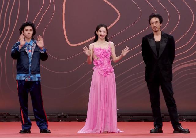 这一晚，撞衫猛抢镜，倪妮表情无奈，明星尴尬到脚趾扣地