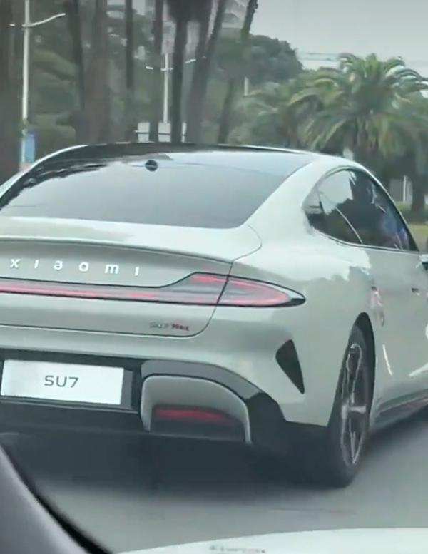 小米汽车无伪装路试再曝光，采用黄色卡钳、隐藏式门把手