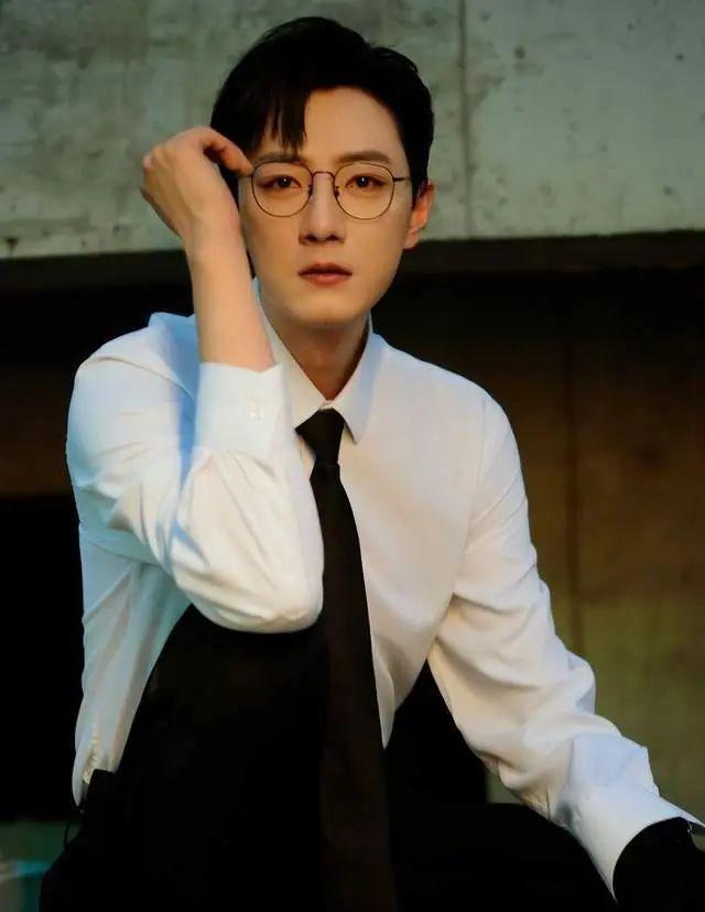 大爆剧男演员又被曝光？一个月前因随地小便道歉，这次又被拍到······