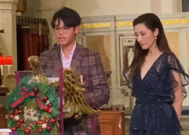 李嘉欣与儿子亮相教堂：12岁儿子身高超过妈妈，长相似爸爸