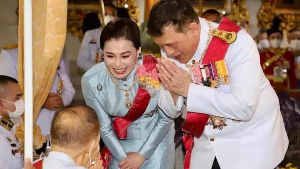 泰王废后宫专宠王后，浪子回头变亲民，因儿子回国“抢王位”？