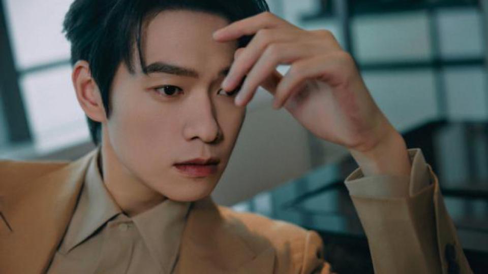 魏大勋穿卡其色西装拍大片 酷帅范十足！