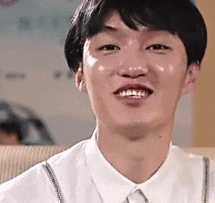 她的脸，怎么突然这么吓人了？