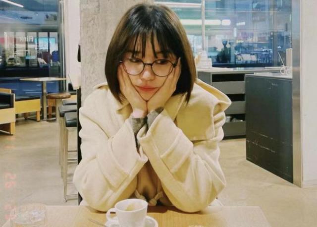 39岁尹恩惠晒穿搭日常：短发眼镜显俏皮，皮肤白皙状态佳
