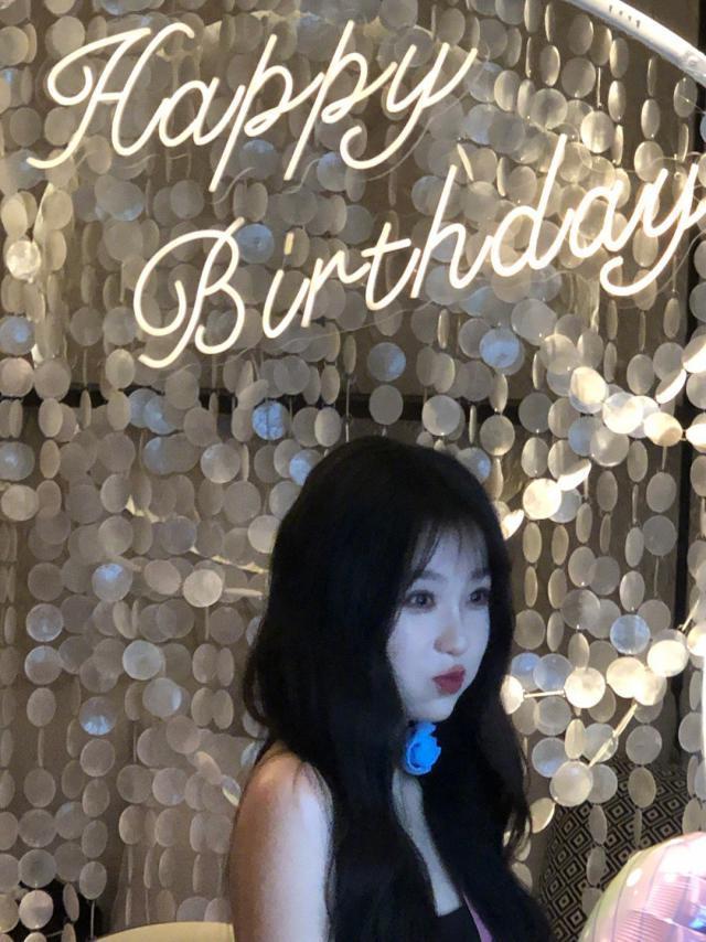 虞书欣穿小黑裙娇俏可人 嘟嘴甜笑鬼马可爱