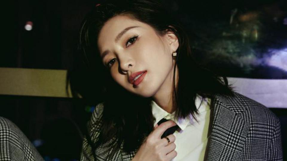 江疏影穿西装帅气满分 抹红唇又飒又美