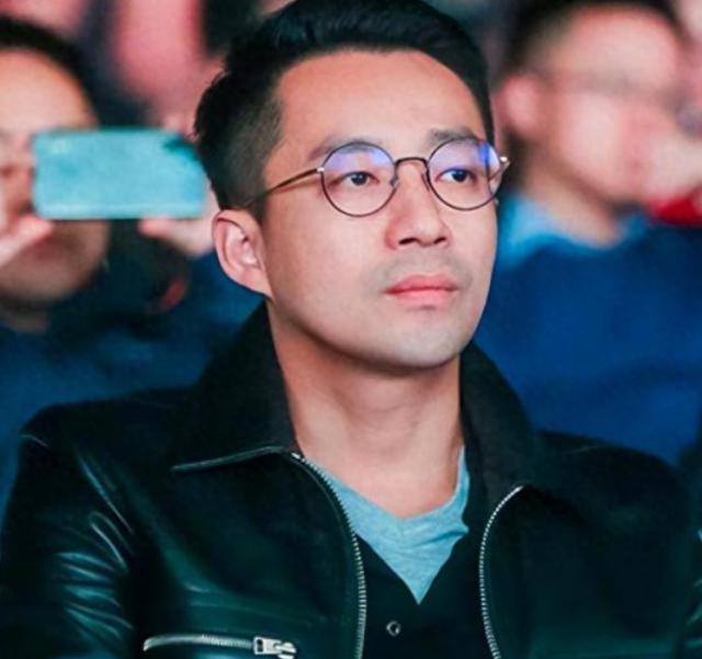 汪小菲又被拍了！牵美女街头散步，离婚后新欢不断