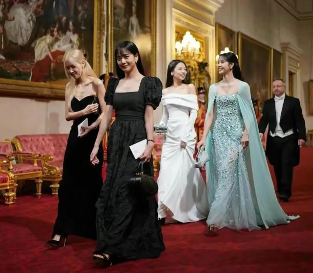 Lisa返乡三换造型，跑通告和私人活动判若两人