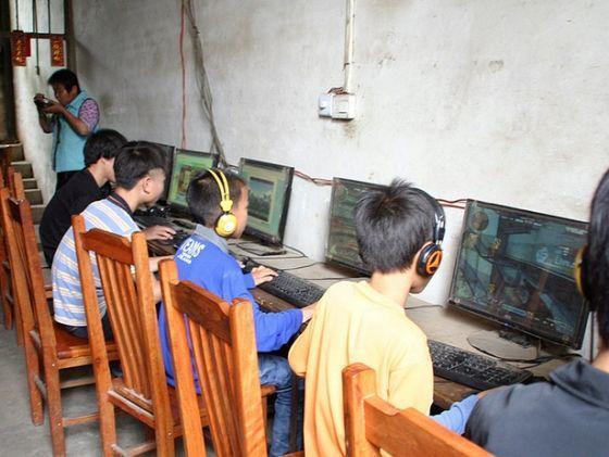 一个理想主义老二次元，决定去做娘化大喷菇。