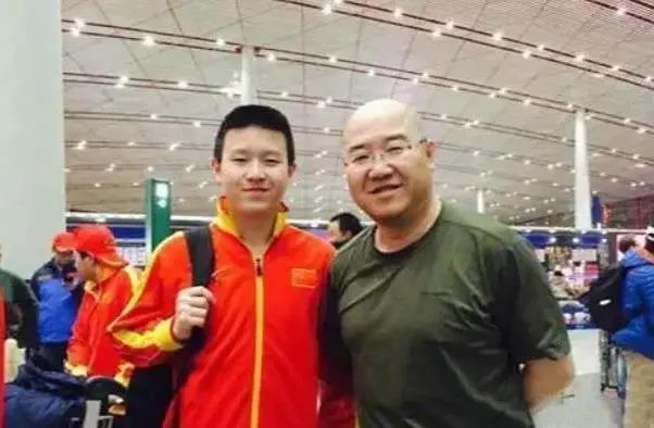 宋丹丹英达离婚26年俩儿子现状，同父不同命的心酸