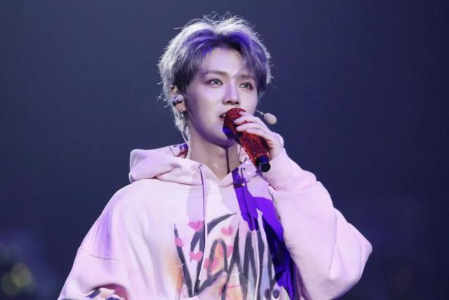 鹿晗关晓彤领证？回应来了